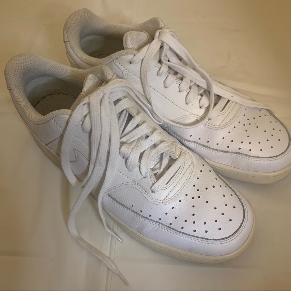 NIKE mens white sneakers